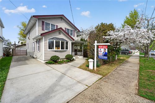 8530 261st St, Floral Park, NY, 11001-1126 | Card Image