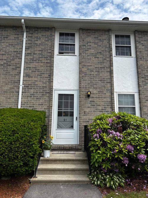 91 Fieldstone Dr, Londonderry, NH, 03053-2707 | Card Image