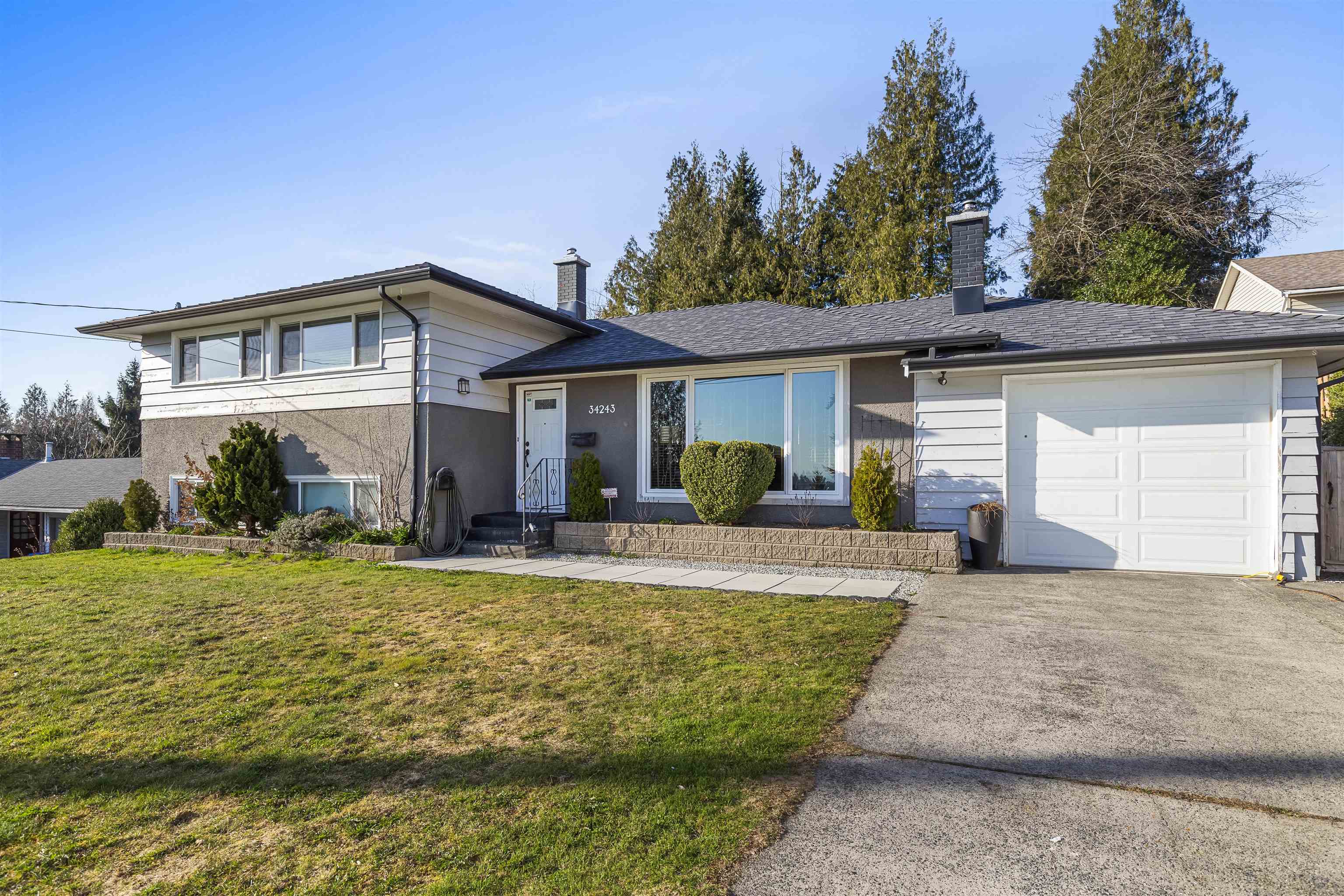 34243 Fraser Street, House other with 4 bedrooms, 1 bathrooms and 9 parking in Abbotsford BC | Image 1