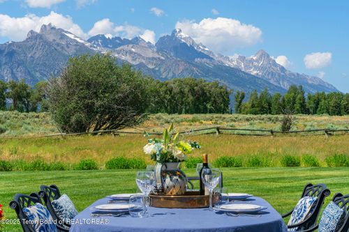 215 Sylvia Dr, Jackson, WY, 83001-9222 | Card Image