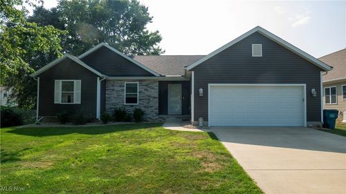 60 Country Oaks Trl, Chardon, OH, 44024 | Card Image