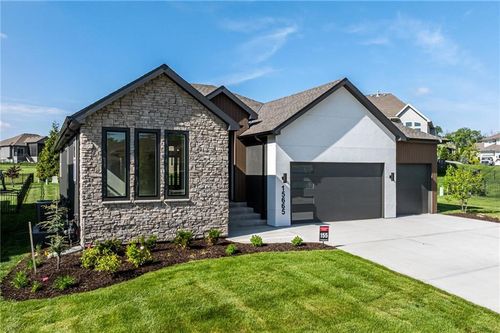 15665 W 165th St, Olathe, KS, 66062-7946 | Card Image
