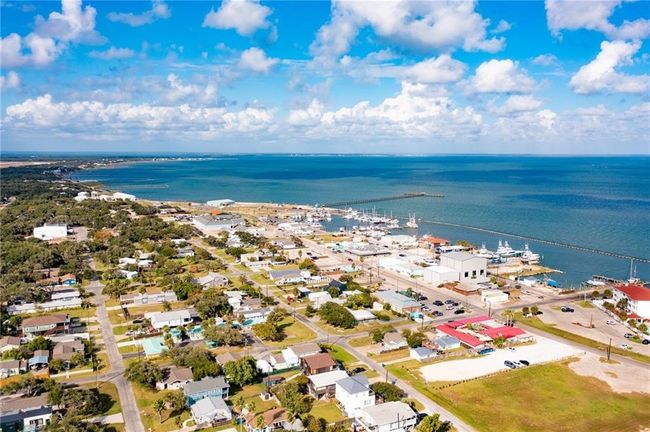 207 S 2 Nd St, House other with 4 bedrooms, 3 bathrooms and 6 parking in Rockport TX | Image 37