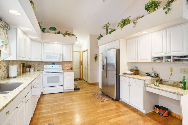 2040 Crystal Wood Trl, Condo with 3 bedrooms, 3 bathrooms and null parking in Flushing MI | Image 9