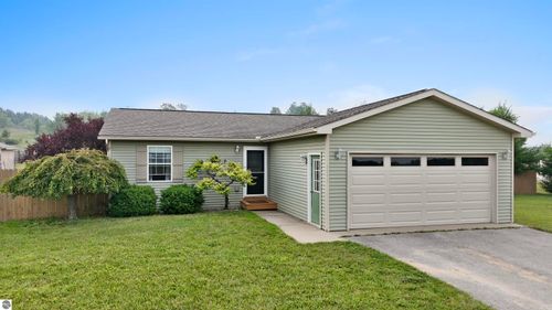 9041 Kingsfield Dr, Kingsley, MI, 49649-8709 | Card Image