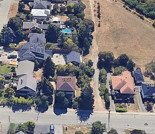 1935 Haultain St, Saanich, BC, V8R2L3 | Card Image