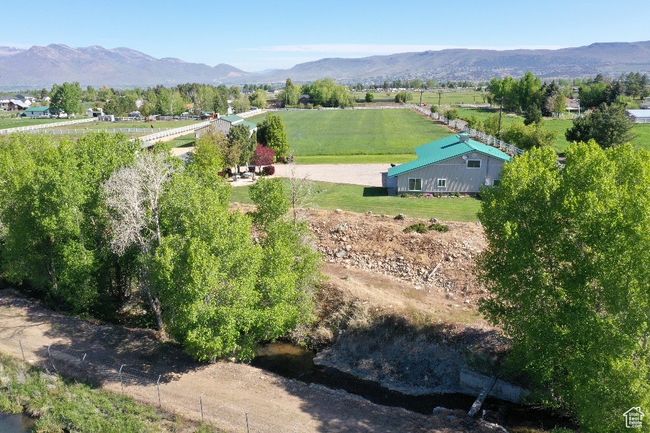 Overview of rural landscape with a mountainous background | Image 38