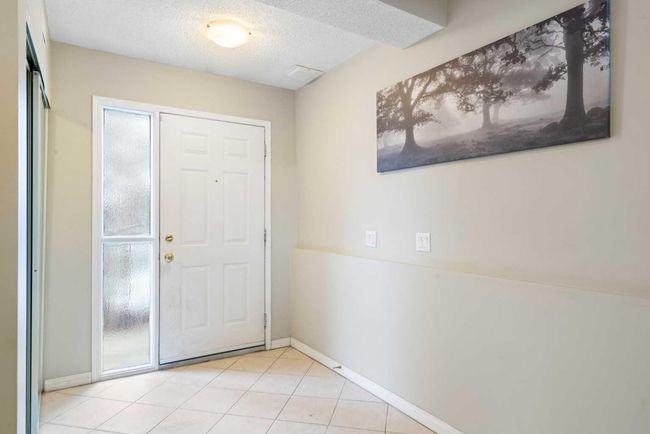 219 Coachway Lane Sw, Townhouse with 3 bedrooms, 3 bathrooms and 2 parking in Calgary AB | Image 7