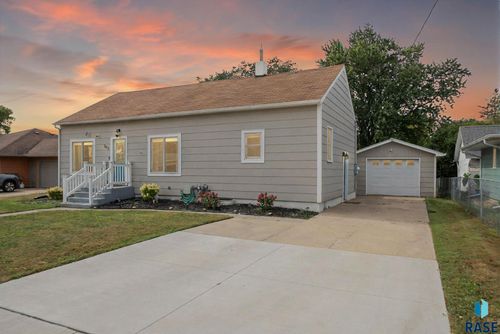 305 S Elm St, Lennox, SD, 57039-2210 | Card Image