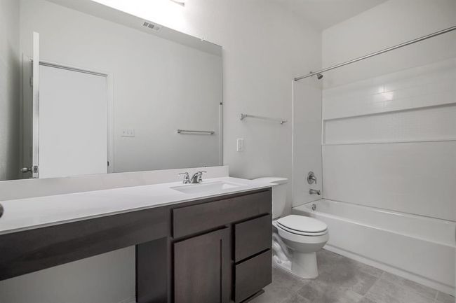 Shared Full Bathroom | Image 20