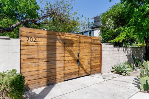 702 W Mary St, Austin, TX, 78704-4138 | Card Image