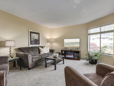 301 - 1521 Blackwood St, Condo with 2 bedrooms, 2 bathrooms and 1 parking in White Rock BC | Image 2