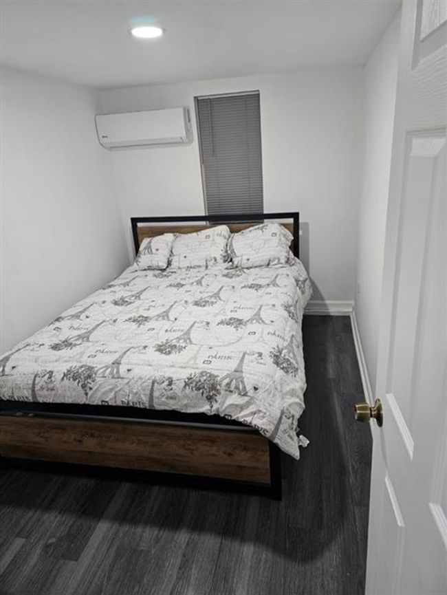 Studio apartment bedroom | Image 30