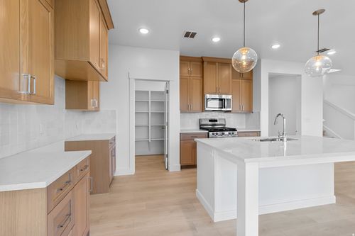 215-739 N 600 W, Tremonton, UT, 84337-4002 | Card Image