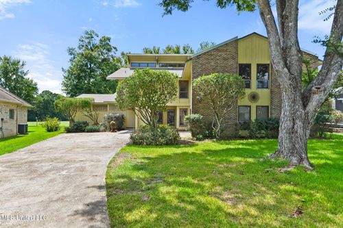 687 Oahu St, Diamondhead, MS, 39525-3541 | Card Image