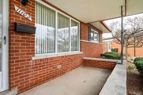 11102 Fairway Dr, Sterling Heights, MI, 48312-4938 | Card Image
