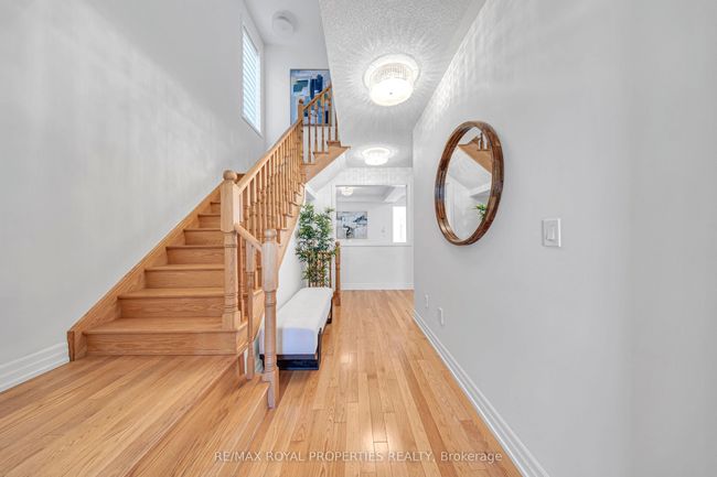 9 Av Micklefield, House other with 4 bedrooms, 3 bathrooms and 2 parking in Whitby ON | Image 6