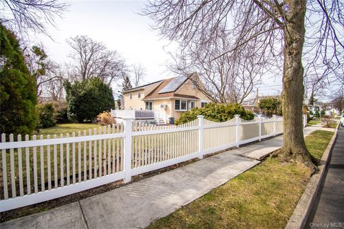 720 New York Ave, North Baldwin, NY, 11510-2711 | Card Image