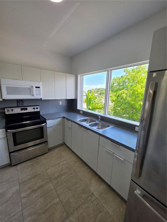 10233 Sw 176 Th St, Home with 3 bedrooms, 2 bathrooms and null parking in Miami FL | Image 6