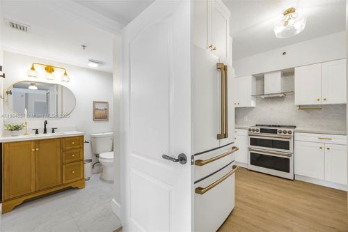 w312-9340 Fontainebleau Blvd, Miami, FL, 33172-6323 | Card Image