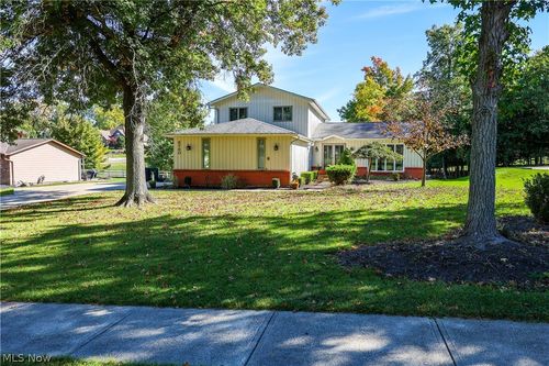 8780 Oakwood Lane, North Royalton, OH, 44133 | Card Image