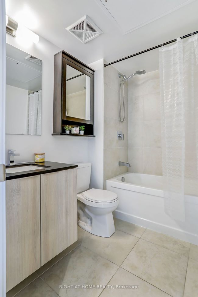 402 - 31 Tippett Rd, Condo with 4 bedrooms, 2 bathrooms and 1 parking in Toronto ON | Image 11