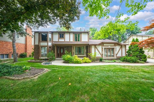 1077 Maple Leaf Dr, Rochester Hills, MI, 48309-3714 | Card Image