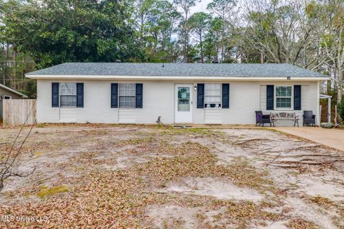 32 Yorkshire Pkwy, Gulfport, MS, 39503-4018 | Card Image