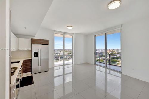 lph05-1010 Sw 2nd Ave, Miami, FL, 33130-4062 | Card Image