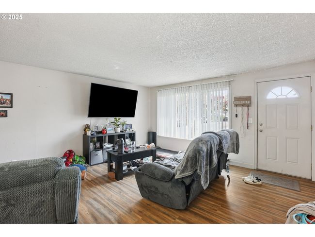 Living Room/Entrance | Image 24
