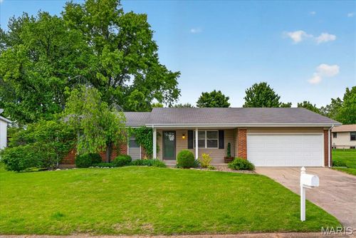 4 Glenview Dr, Saint Charles, MO, 63304-7908 | Card Image