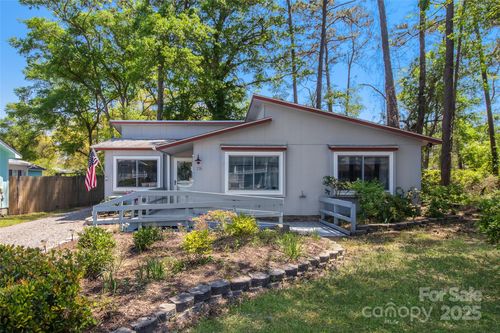 136 Ne 19th St, Oak Island, NC, 28465-6201 | Card Image