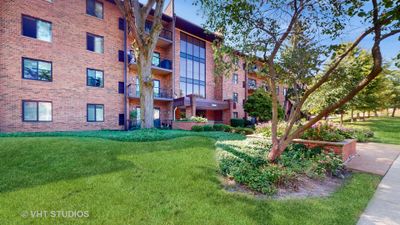 302 - 7510 Farmingdale Drive, Condo with 2 bedrooms, 2 bathrooms and 1 parking in Darien IL | Image 3