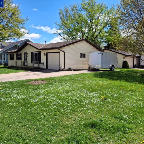 221 Robert St, Watertown, WI, 53098-1616 | Card Image