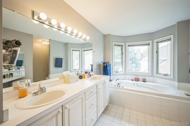 36_38049_Lantern_Hill_Ct_Farmington_Hills_MI_48331_USA-Bathroom-194376_SEP-15.jpg | Image 35