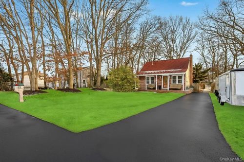 260 Springdale Dr, Ronkonkoma, NY, 11779-6061 | Card Image