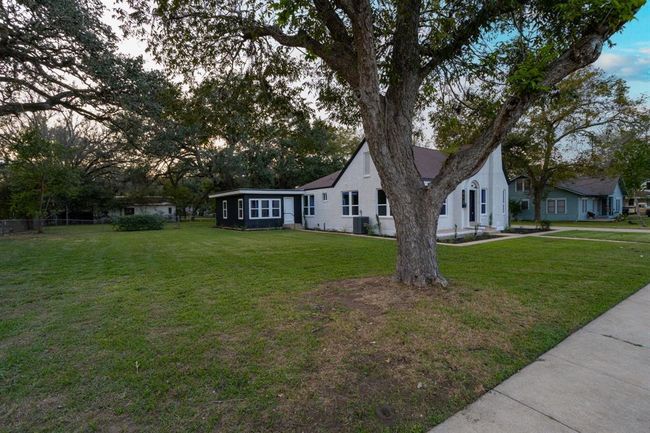 You'll enjoy easy access to the city’s best dining, shopping, and entertainment options, making this house not just a home, but a vibrant lifestyle opportunity. | Image 43