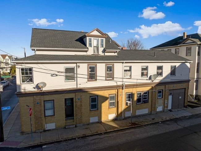 726 2 Nd St, Home with 8 bedrooms, 5 bathrooms and 3 parking in Fall River MA | Image 5