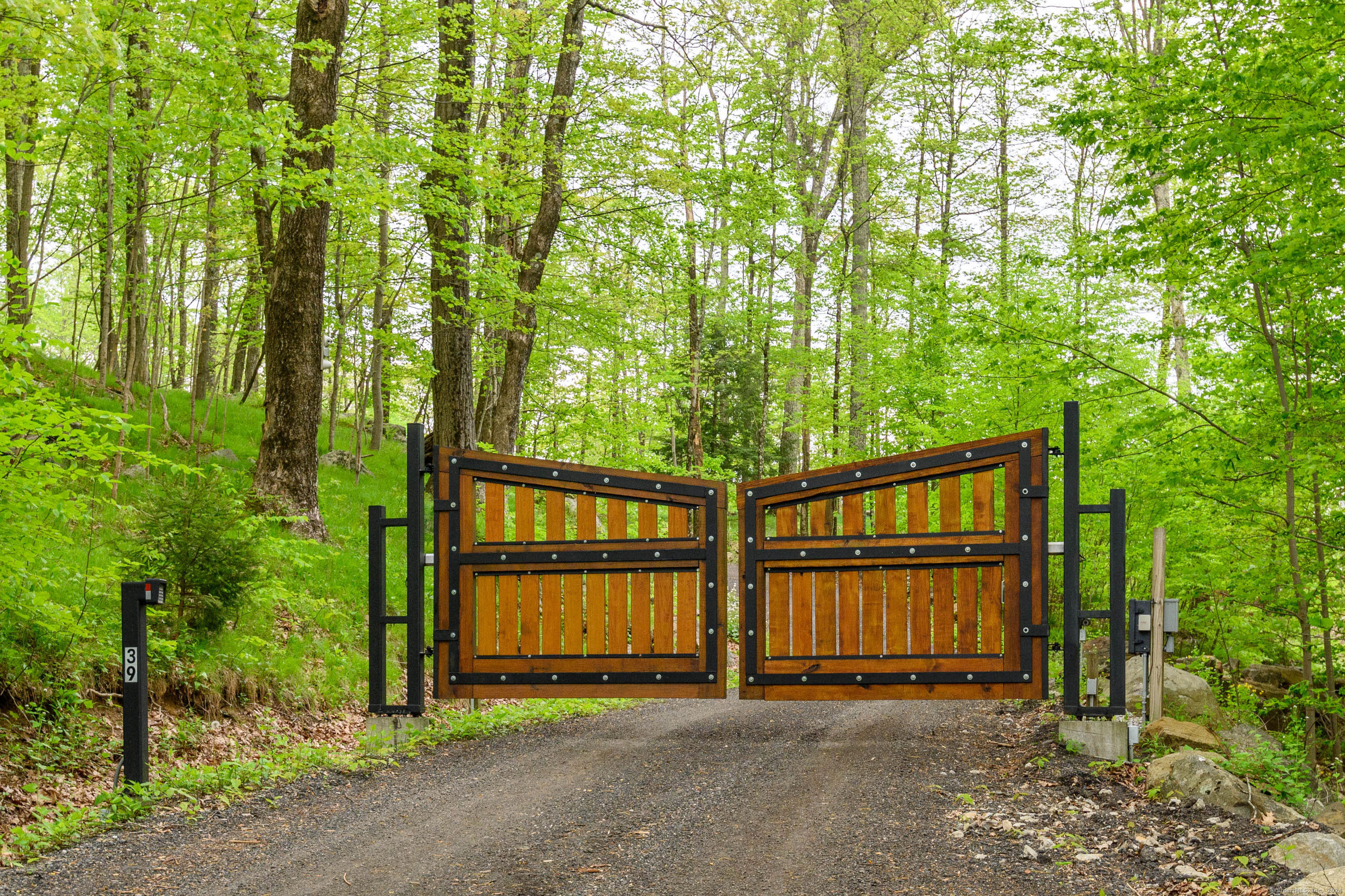 Rockwood Ln, Danbury, CT 06811