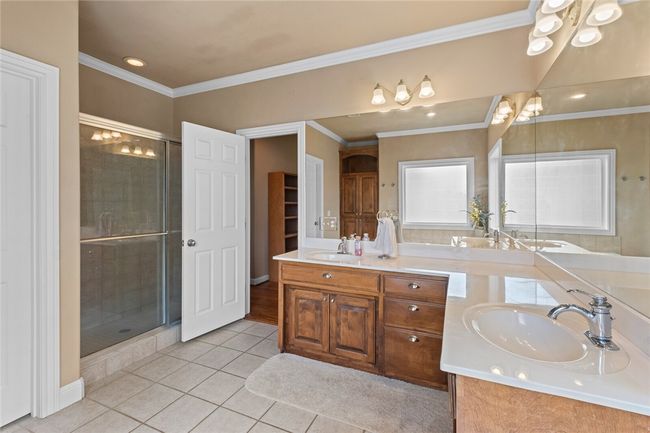 Double sinks with large master vanity | Image 21