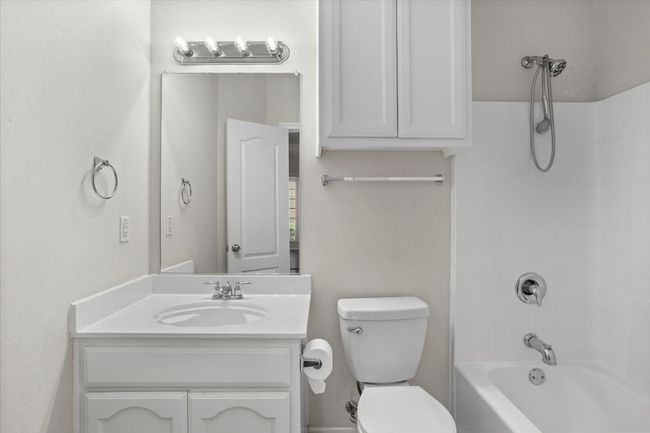 Hall bathroom | Image 16
