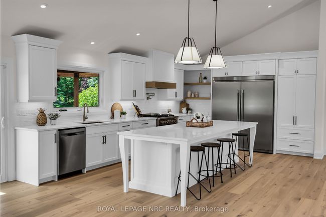 2021 Victoria Ave, Home with 5 bedrooms, 4 bathrooms and 50 parking in Pelham ON | Image 9