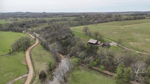 300 Roundup Ln, Bakersfield, MO, 65609-8057 | Card Image