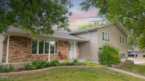 304 21st Ave Ne, Jamestown, ND, 58401-3943 | Card Image