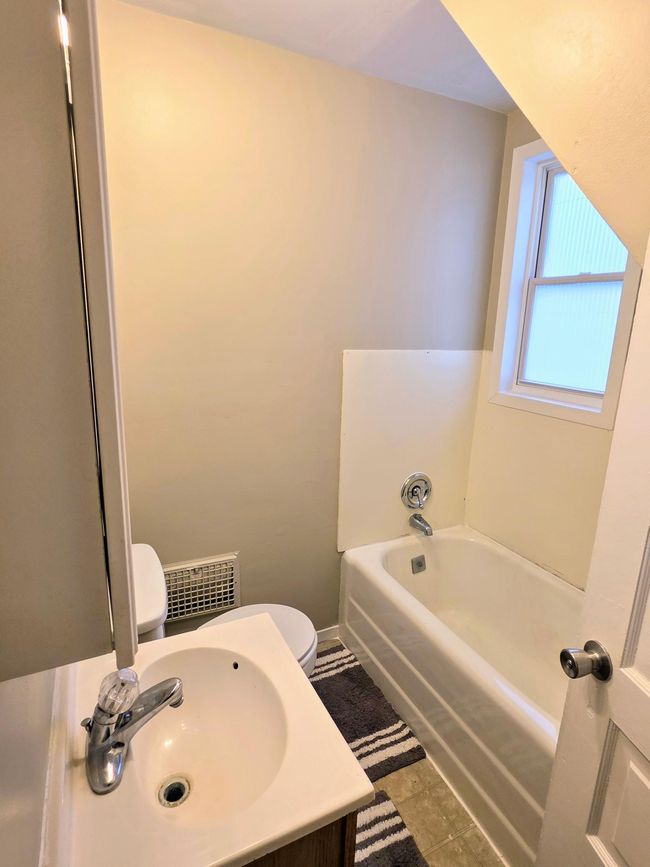 Main floor bath | Image 8