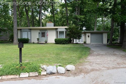8494 Edgewood Park Dr, Commerce Township, MI, 48382-4437 | Card Image