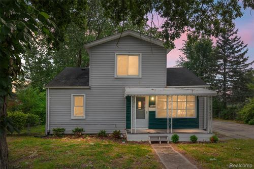 5850 Deering St, Garden City, MI, 48135-2505 | Card Image