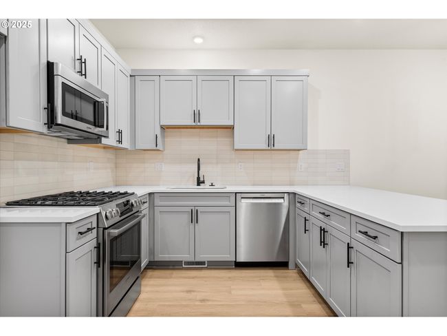 6307 Se Chloe Rose Way, House attached with 3 bedrooms, 3 bathrooms and 1 parking in Milwaukie OR | Image 6