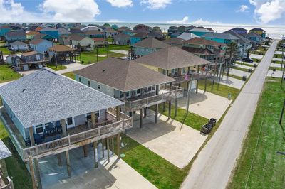 982 S Redfish Street, House other with 3 bedrooms, 2 bathrooms and null parking in Crystal Beach TX | Image 1