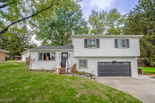 2664 Biscayne Dr, Akron, OH, 44319-2020 | Card Image